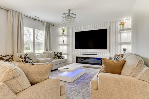 16 Mi to Indianapolis: Group Getaway w/ Pool Table House in Indiana