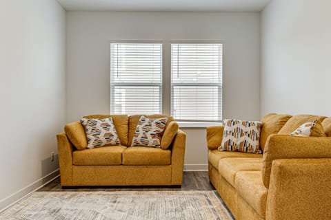 16 Mi to Indianapolis: Group Getaway w/ Pool Table House in Indiana