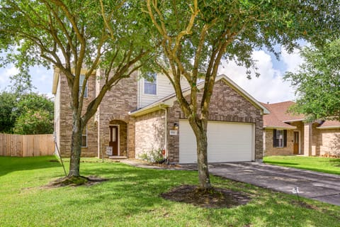 Fish & Hike: Pet-Friendly Humble Home w/ Yard House in Humble