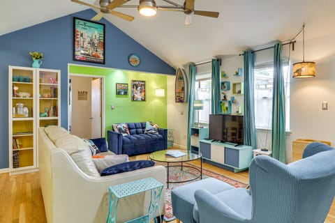 Outdoor Bar & Large Pool: Retro ABQ Retreat! House in Rio Rancho