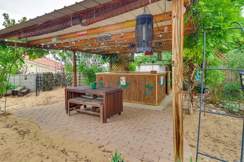 Outdoor Bar & Large Pool: Retro ABQ Retreat! House in Rio Rancho