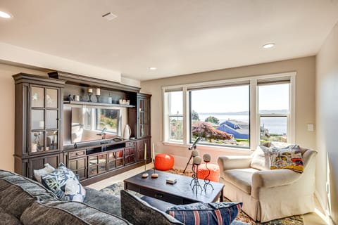 Puget Sound Views: Des Moines Apt w/ Patio Apartment in Des Moines