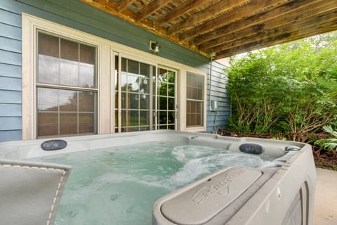 1 Mi to Wisp Resort: Hot Tub Haven in McHenry! Apartment in McHenry