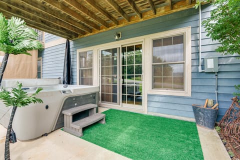 1 Mi to Wisp Resort: Hot Tub Haven in McHenry! Apartment in McHenry