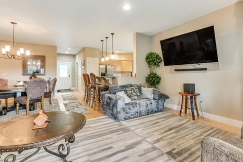 1 Mi to Wisp Resort: Hot Tub Haven in McHenry! Apartment in McHenry