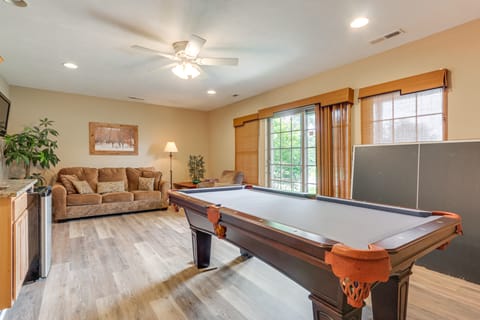 1 Mi to Wisp Resort: Hot Tub Haven in McHenry! Apartment in McHenry