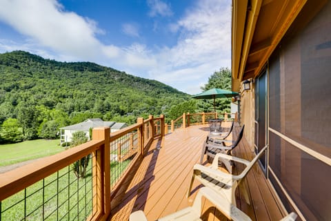Panoramic Mountain Views & Decks: Franklin Cabin! House in Tennessee