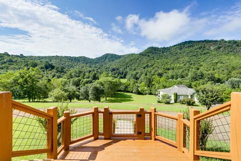 Panoramic Mountain Views & Decks: Franklin Cabin! House in Tennessee