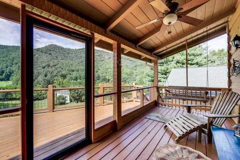 Panoramic Mountain Views & Decks: Franklin Cabin! House in Tennessee