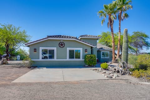 Backyard Oasis & Hot Tub: Mtn-View Wickenburg Home House in Wickenburg