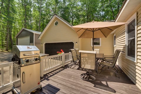 Dock Access, Close to Beach: Higgins Lake Retreat! House in Michigan