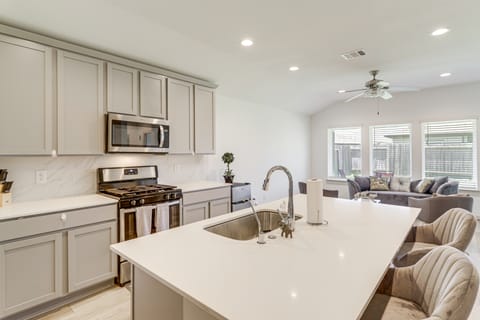 Fenced Yard: Quiet Family Home in Richmond House in Houston