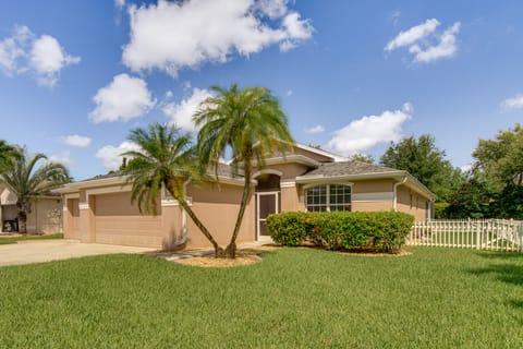 4 Mi to Beaches: Fort Myers Escape w/ Patio House in Iona