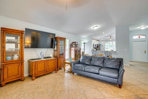 4 Mi to Beaches: Fort Myers Escape w/ Patio House in Iona