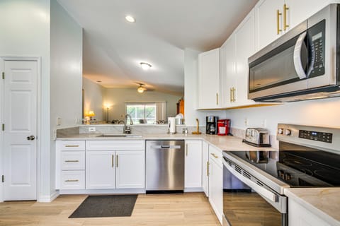 4 Mi to Beaches: Fort Myers Escape w/ Patio House in Iona