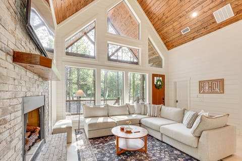 Private Hot Tub: Cabin 13 Mi to Broken Bow Lake House in Oklahoma