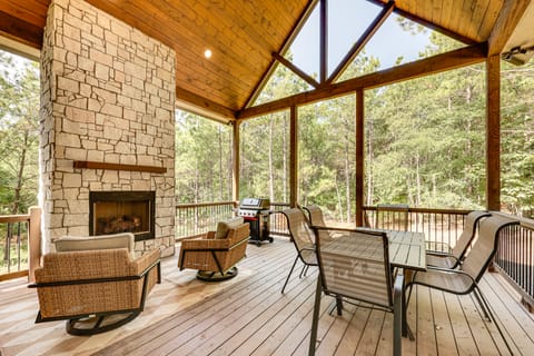 Private Hot Tub: Cabin 13 Mi to Broken Bow Lake House in Oklahoma