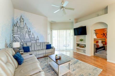 Walk to Tower Lake: Family Home in Gated Community House in Haines City