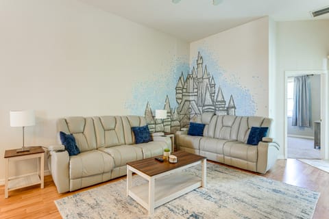 Walk to Tower Lake: Family Home in Gated Community House in Haines City