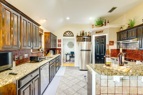 DFW Fun Awaits: Family Home in Crowley! House in Fort Worth