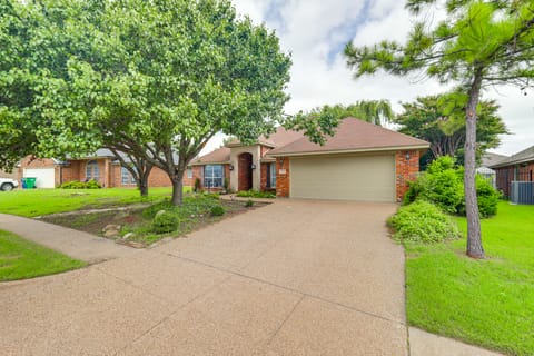 DFW Fun Awaits: Family Home in Crowley! House in Fort Worth