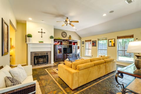 DFW Fun Awaits: Family Home in Crowley! House in Fort Worth