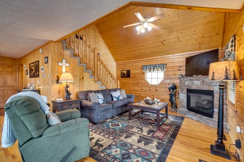Hot Tub & Game Room: Sevierville Family Cabin! House in Sevier County
