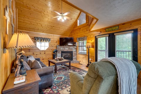 Hot Tub & Game Room: Sevierville Family Cabin! House in Sevier County