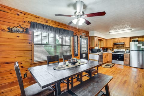 Hot Tub & Game Room: Sevierville Family Cabin! House in Sevier County