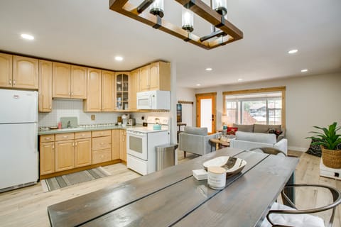 Work & Play! Lake Tahoe Cabin 5 Mi to Heavenly Mtn House in South Lake Tahoe