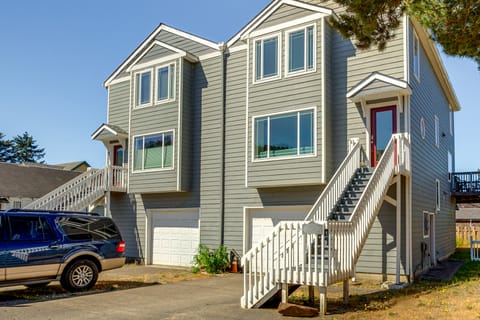 Walk to Shore: Home w/ Deck in Rockaway Beach! Apartment in Washington
