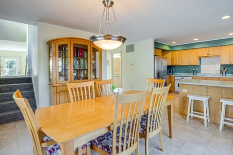 Walk to Shore: Home w/ Deck in Rockaway Beach! Apartment in Washington