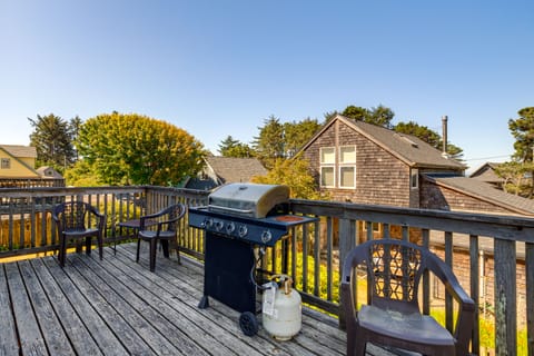 Walk to Shore: Home w/ Deck in Rockaway Beach! Apartment in Washington