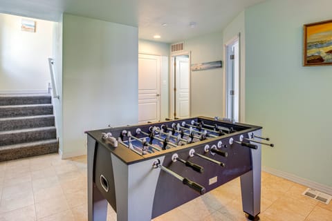 Walk to Shore: Home w/ Deck in Rockaway Beach! Apartment in Washington