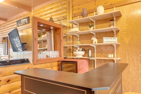 Mins to Crandon Raceway: Studio w/ Patio! Apartment in Crandon