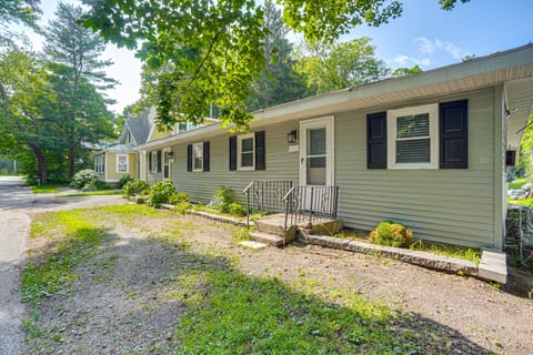 1 Mi to Dtwn Saratoga Springs: Cozy Duplex Apt! Apartment in Saratoga Springs