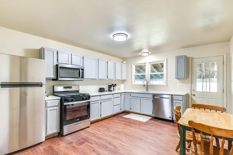 1 Mi to Dtwn Saratoga Springs: Cozy Duplex Apt! Apartment in Saratoga Springs