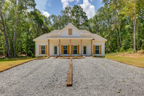 Close to Sports Complex: Modern Millbrook Duplex! Apartment in Millbrook