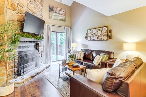 Ski, Hike & Explore: Mtn-View Haven in Gatlinburg! Apartment in Gatlinburg