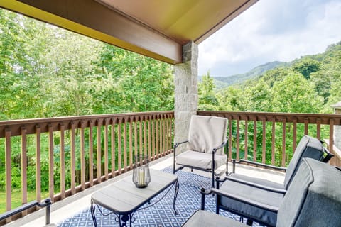 Ski, Hike & Explore: Mtn-View Haven in Gatlinburg! Apartment in Gatlinburg