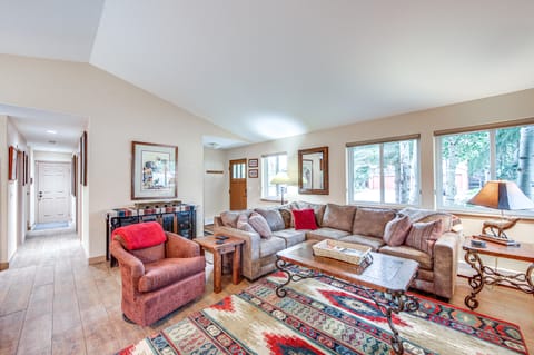 Walk to Ski Shuttle: Dtwn Frisco Gem w/ Fireplace! Apartment in Frisco