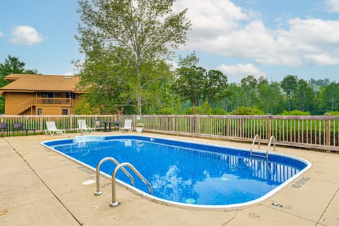 Golf, Swim & Ski: Schuss Mtn Family Getaway! Apartment in Michigan