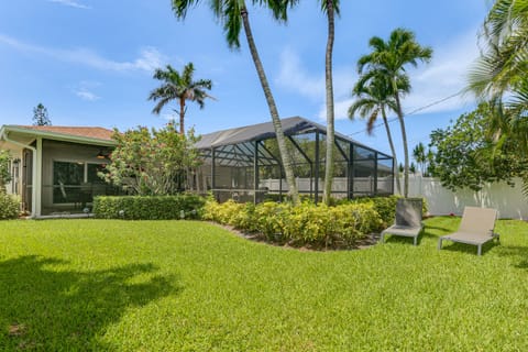 1 Mi to Vanderbilt Beach! Family Home on 500 Block House in Naples Park