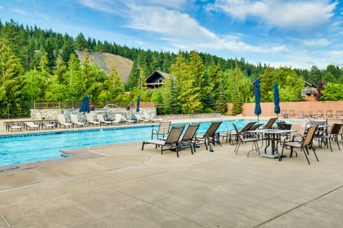 Hot Tub & Game Room: Ronald Retreat 2 Mi to Lake! House in Ronald