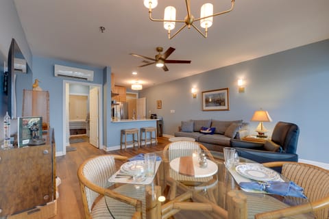 Resort Amenities & Beach Access: Huddleston Condo Apartment in Smith Mountain Lake