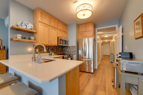 Resort Amenities & Beach Access: Huddleston Condo Apartment in Smith Mountain Lake