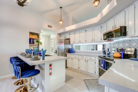 Luxe Outdoor Oasis: 'Palm Tree Villa' in Chandler House in Tempe