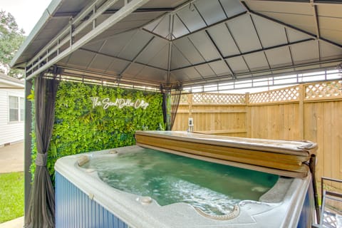 Walk to Beach, Gazebo w/ Hot Tub: Gulfport Gem! House in Gulfport