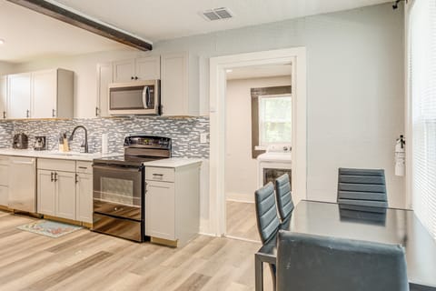 < 1 Mi to EverBank Stadium: Retreat w/ Yard! House in Jacksonville