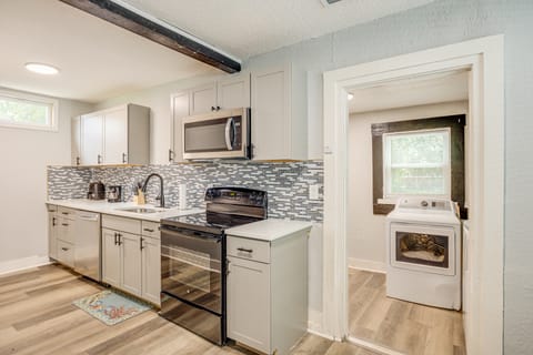 < 1 Mi to EverBank Stadium: Retreat w/ Yard! House in Jacksonville